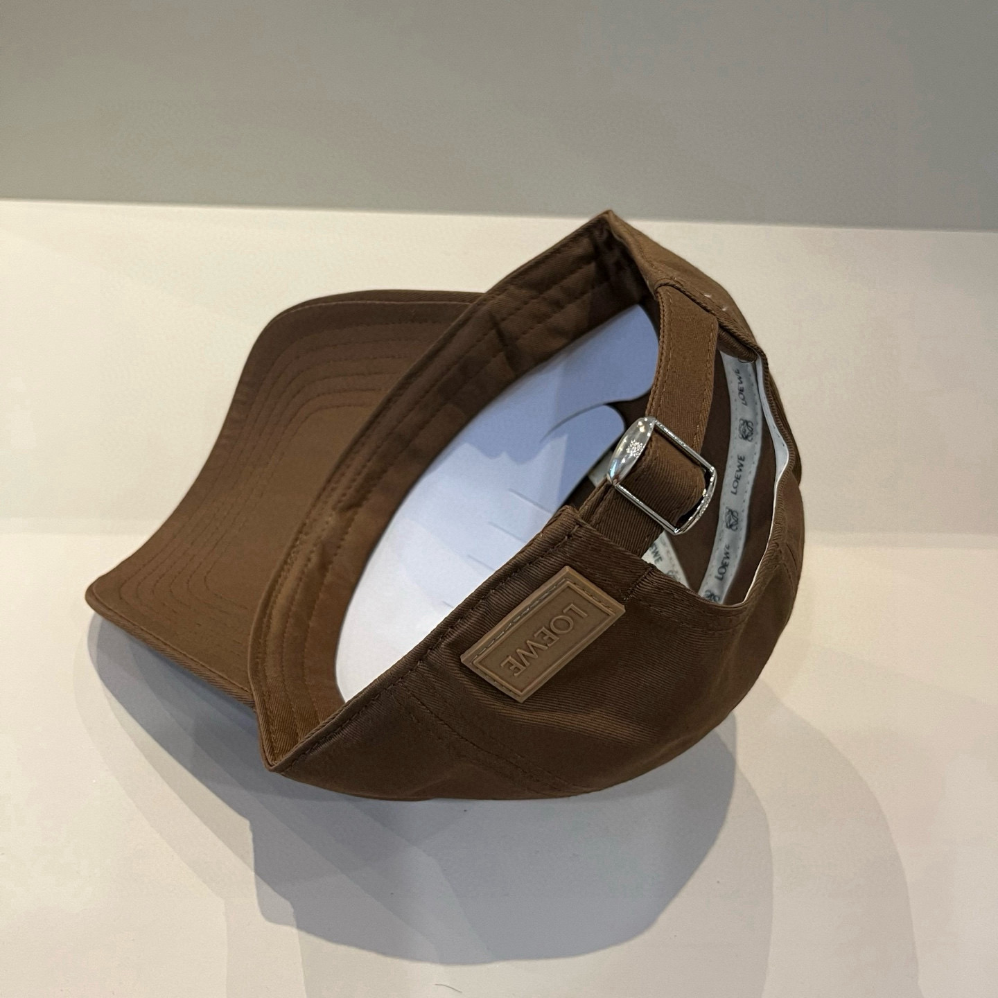 
罗意威 LOEWE新款原版原标设计，质感超好，外部线条定位标准，做工精细，简约大气低价走量！