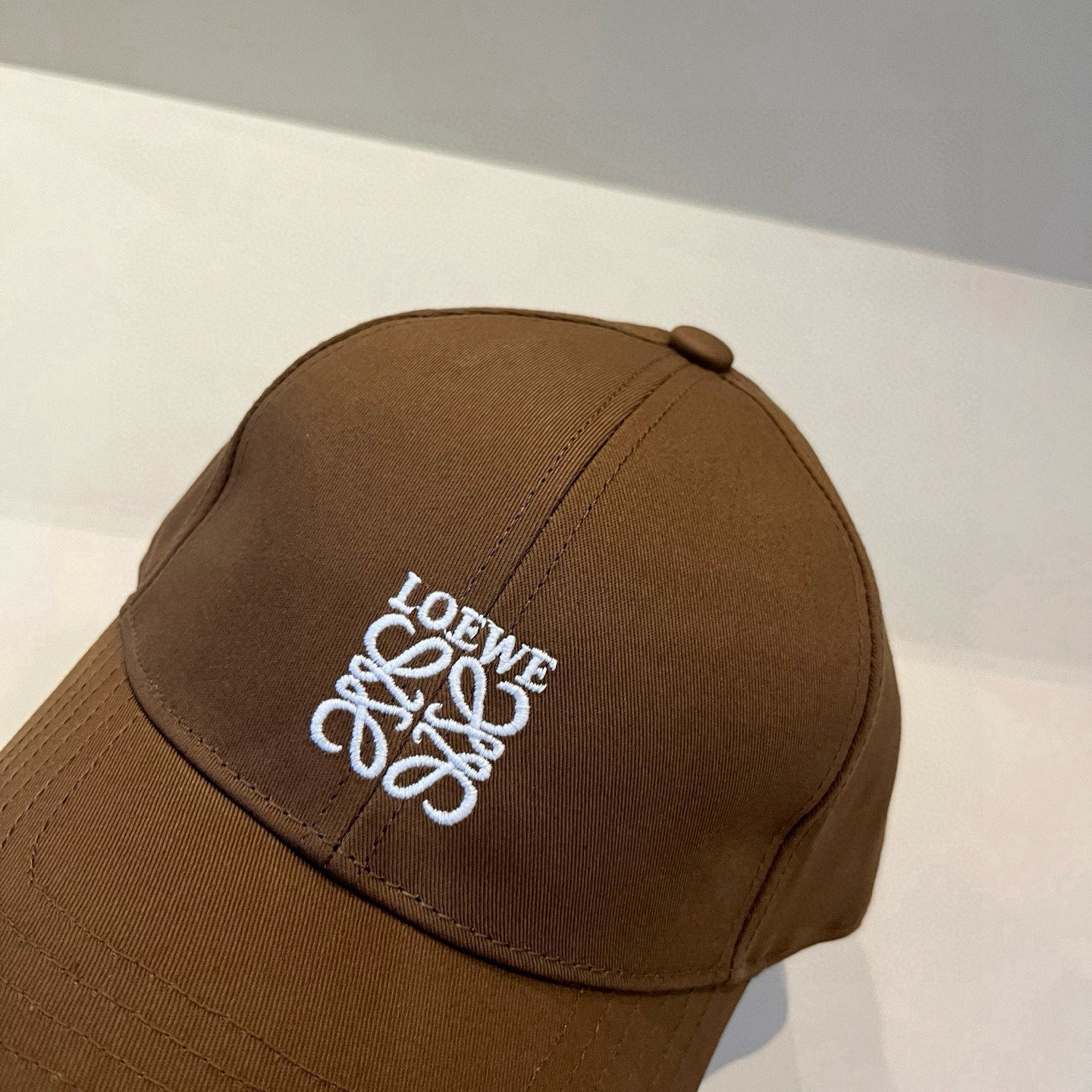 
罗意威 LOEWE新款原版原标设计，质感超好，外部线条定位标准，做工精细，简约大气低价走量！