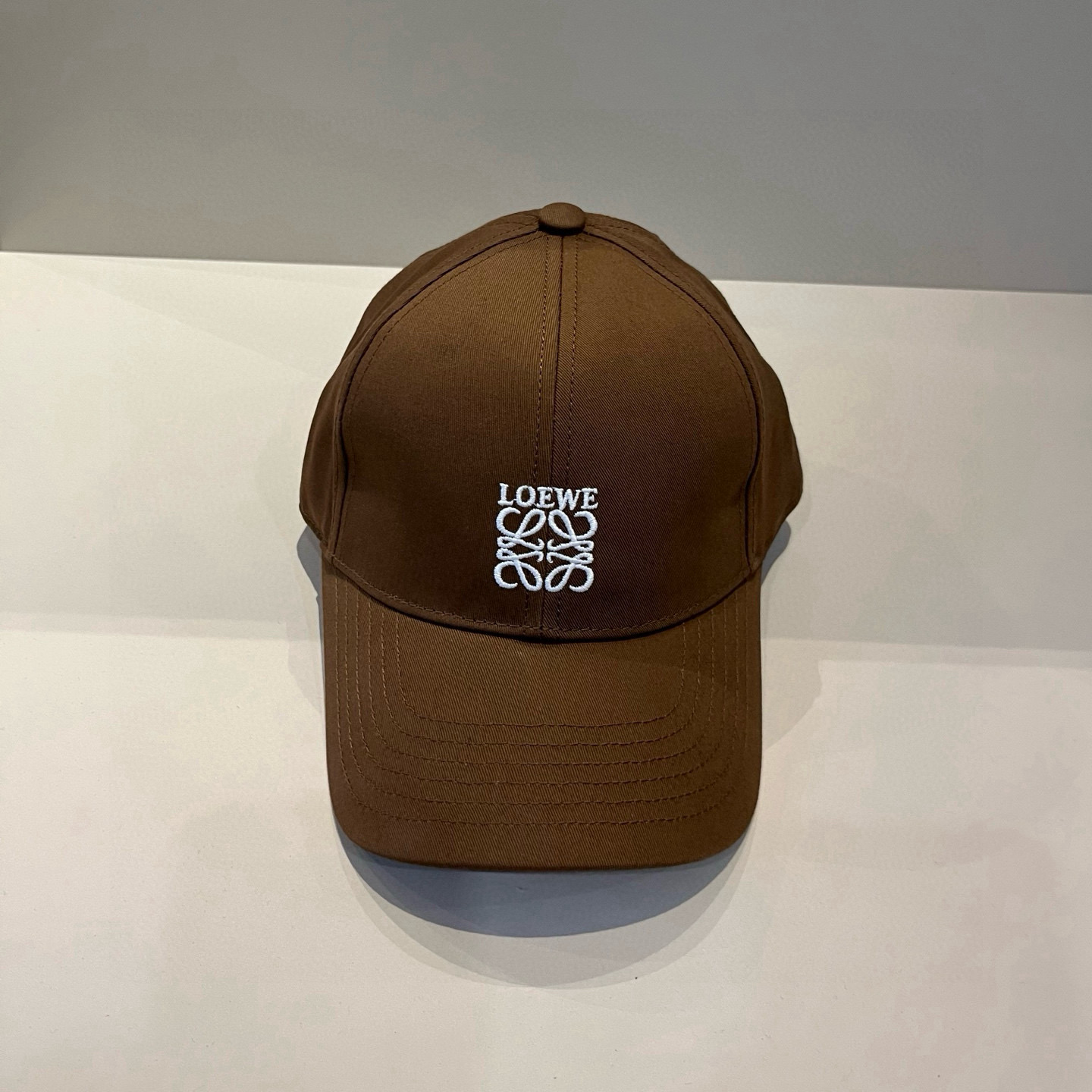 
罗意威 LOEWE新款原版原标设计，质感超好，外部线条定位标准，做工精细，简约大气低价走量！