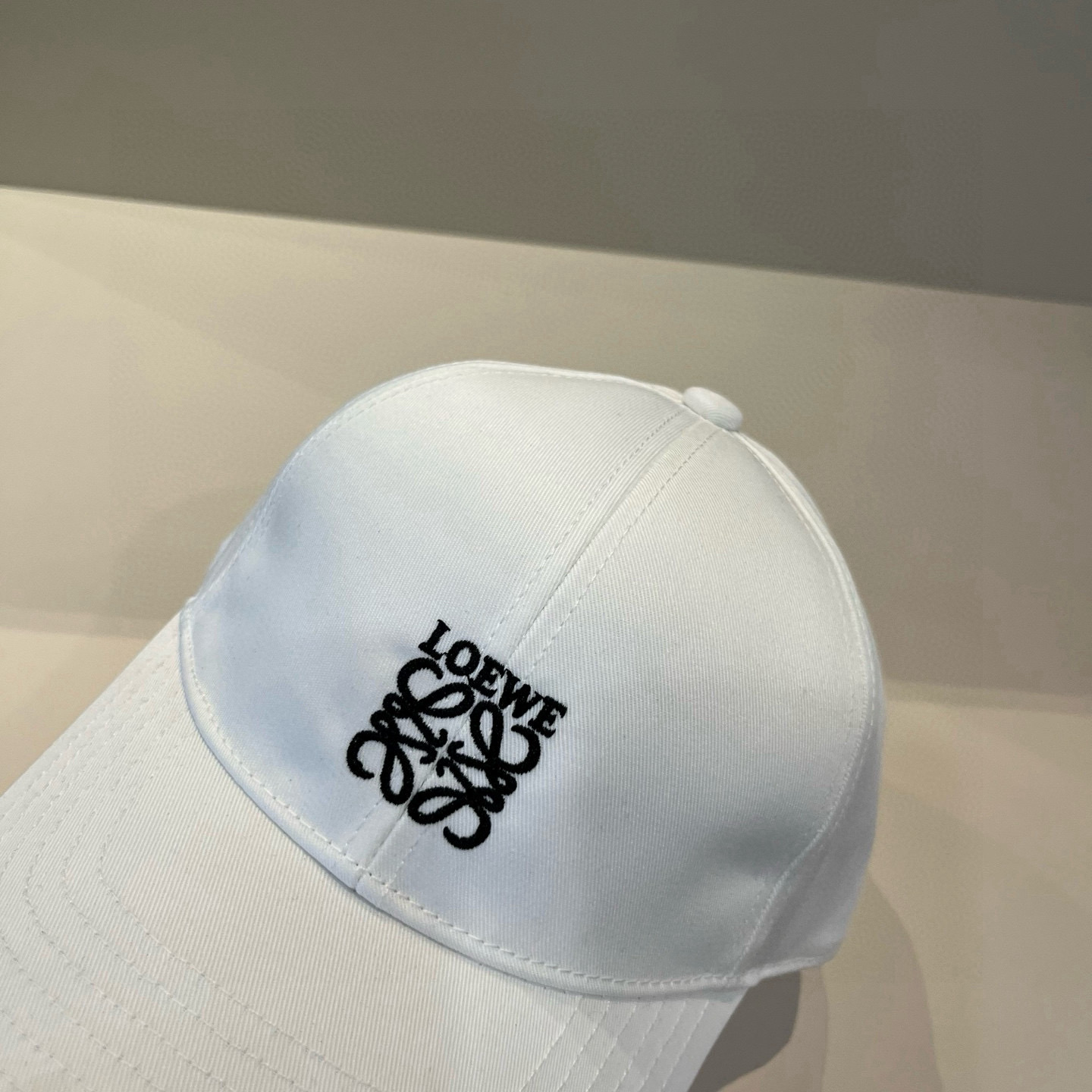 
罗意威 LOEWE新款原版原标设计，质感超好，外部线条定位标准，做工精细，简约大气低价走量！