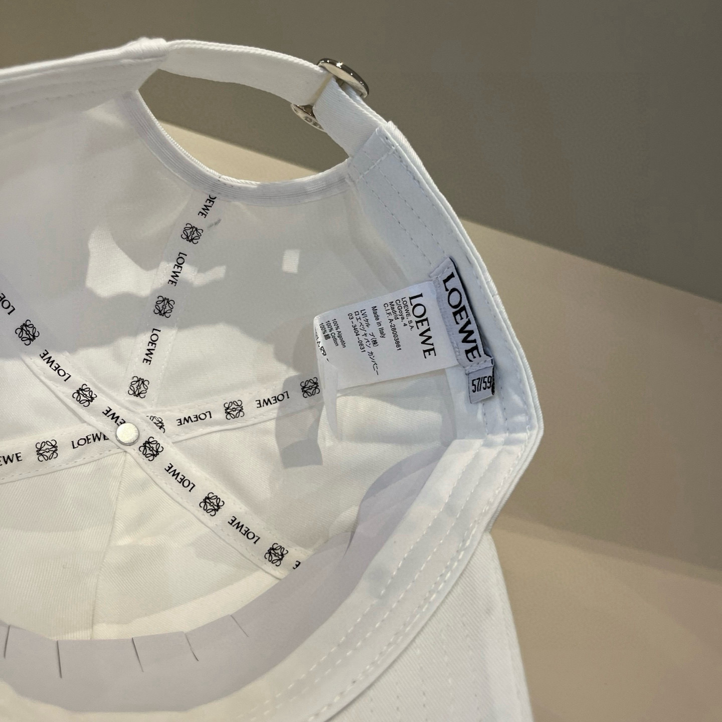 
罗意威 LOEWE新款原版原标设计，质感超好，外部线条定位标准，做工精细，简约大气低价走量！