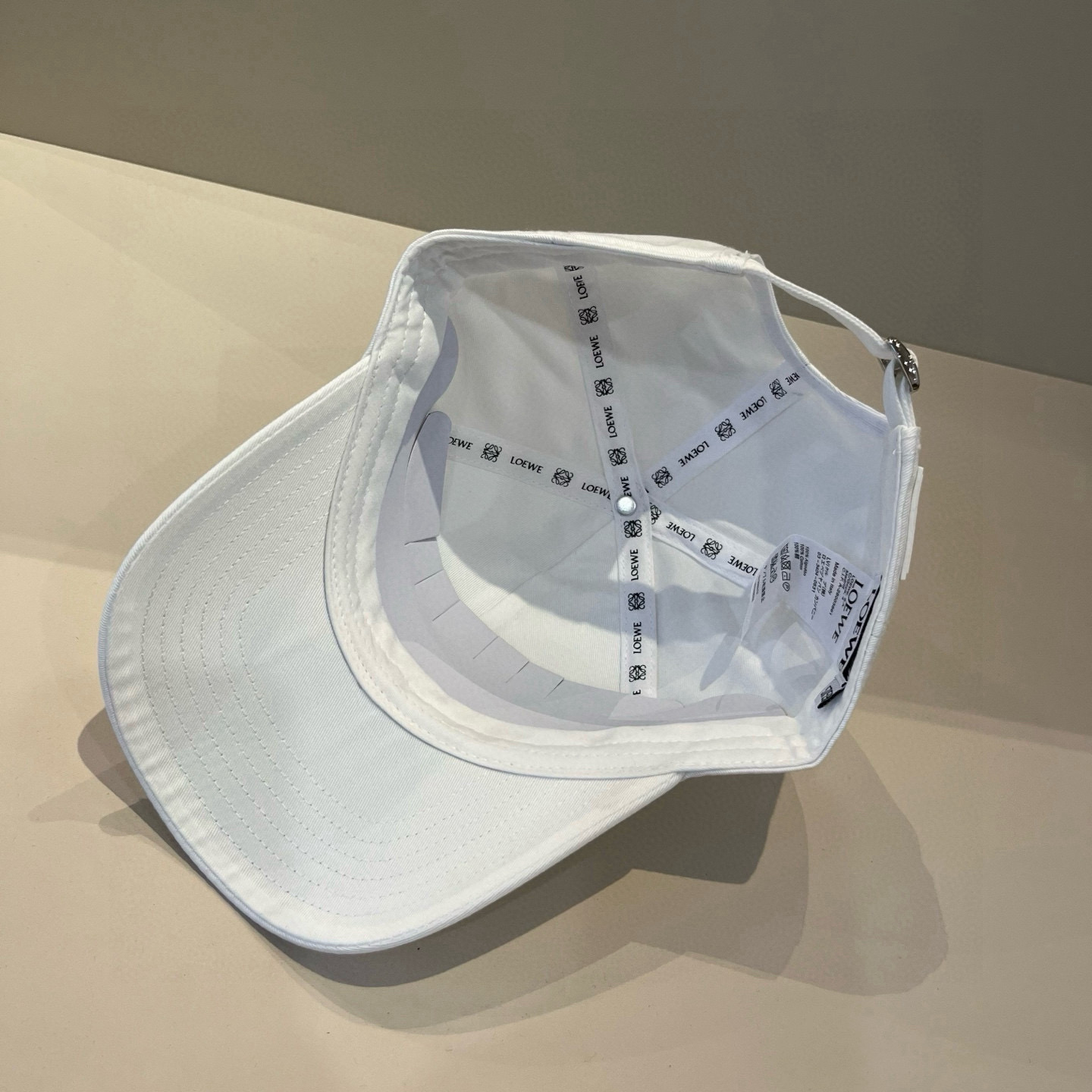 
罗意威 LOEWE新款原版原标设计，质感超好，外部线条定位标准，做工精细，简约大气低价走量！