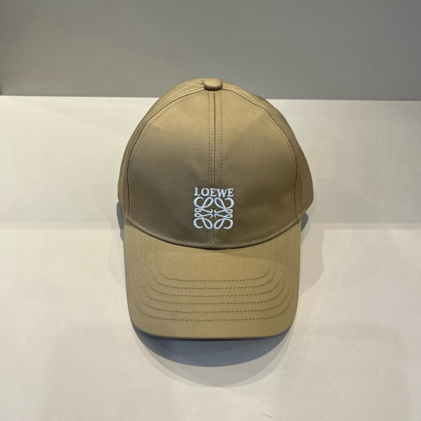 
罗意威 LOEWE新款原版原标设计，质感超好，外部线条定位标准，做工精细，简约大气低价走量！