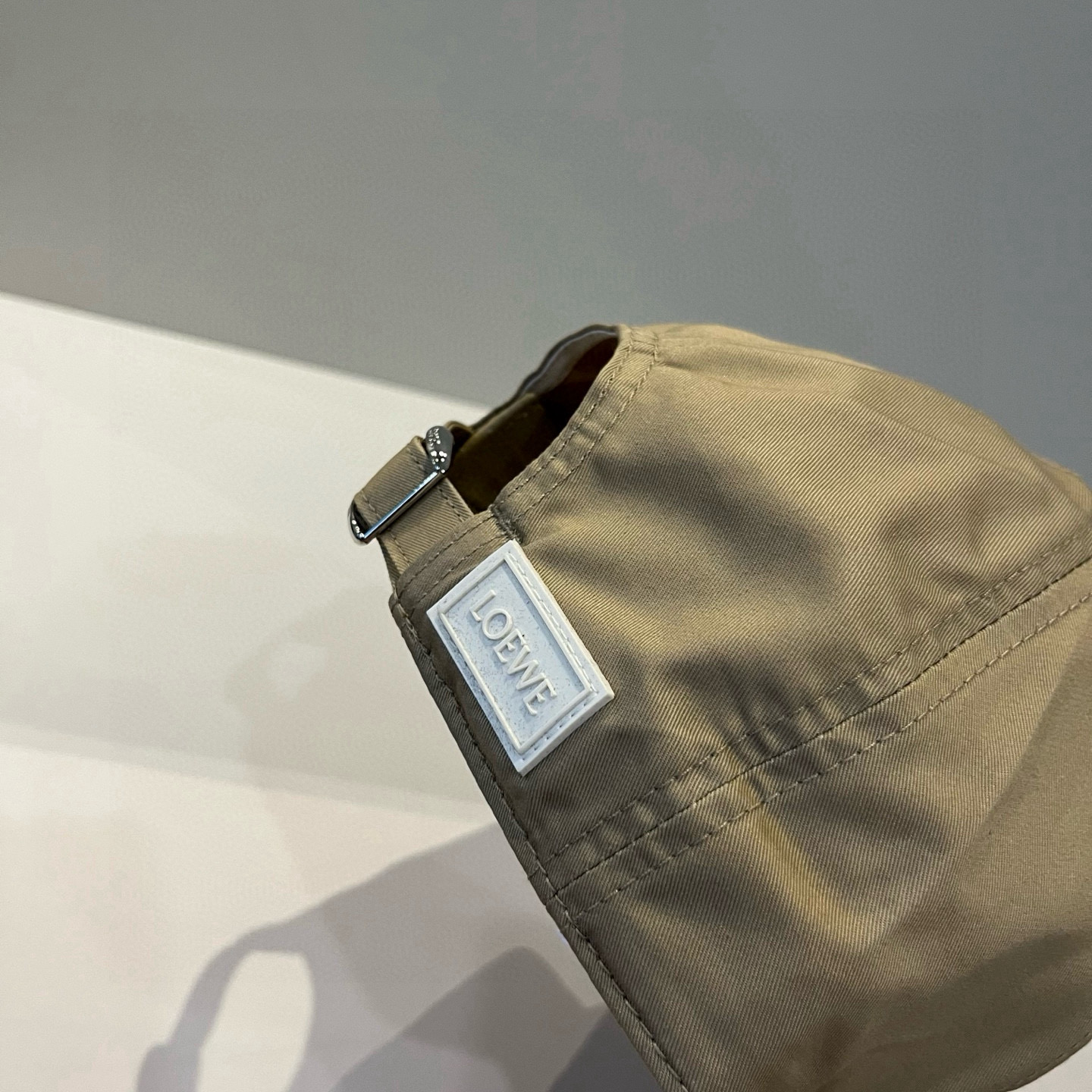 
罗意威 LOEWE新款原版原标设计，质感超好，外部线条定位标准，做工精细，简约大气低价走量！