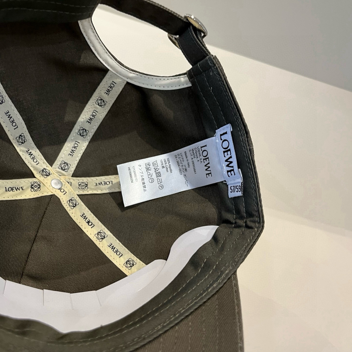 
罗意威 LOEWE新款原版原标设计，质感超好，外部线条定位标准，做工精细，简约大气低价走量！