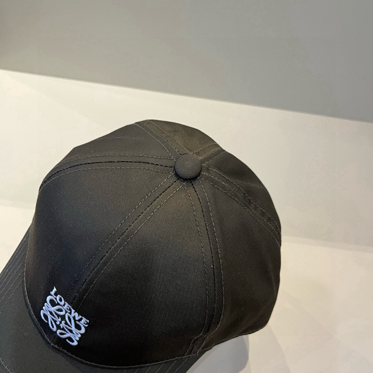 
罗意威 LOEWE新款原版原标设计，质感超好，外部线条定位标准，做工精细，简约大气低价走量！