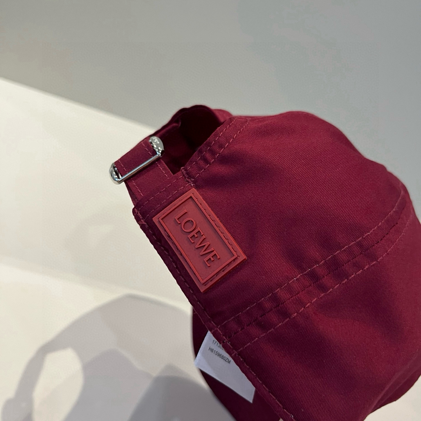 
罗意威 LOEWE新款原版原标设计，质感超好，外部线条定位标准，做工精细，简约大气低价走量！