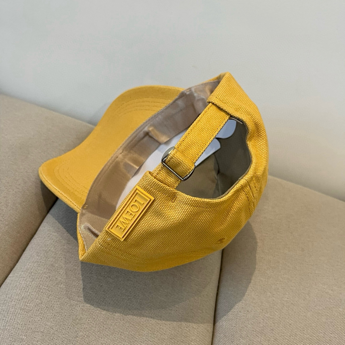 
罗意威 LOEWE新款原版原标设计，质感超好，外部线条定位标准，做工精细，简约大气低价走量！