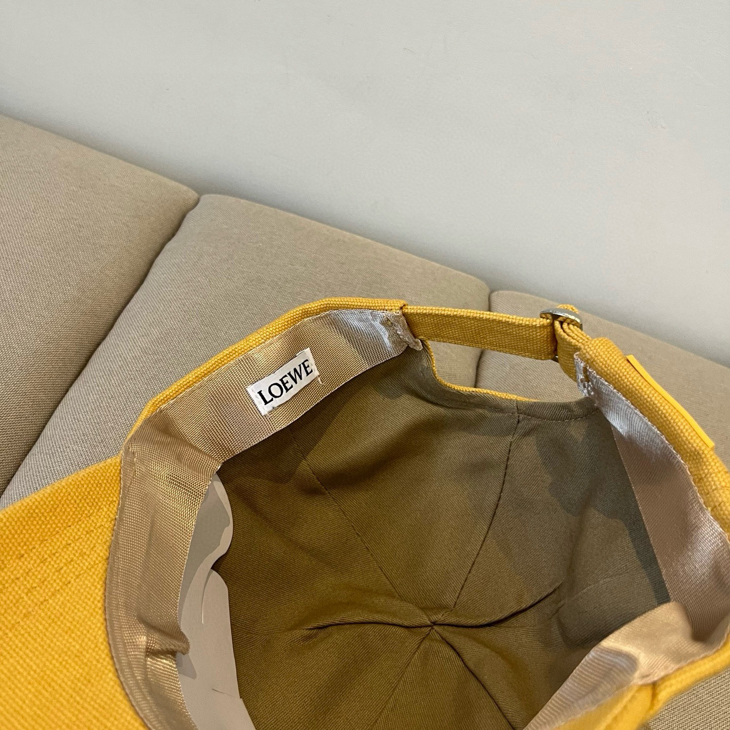 
罗意威 LOEWE新款原版原标设计，质感超好，外部线条定位标准，做工精细，简约大气低价走量！