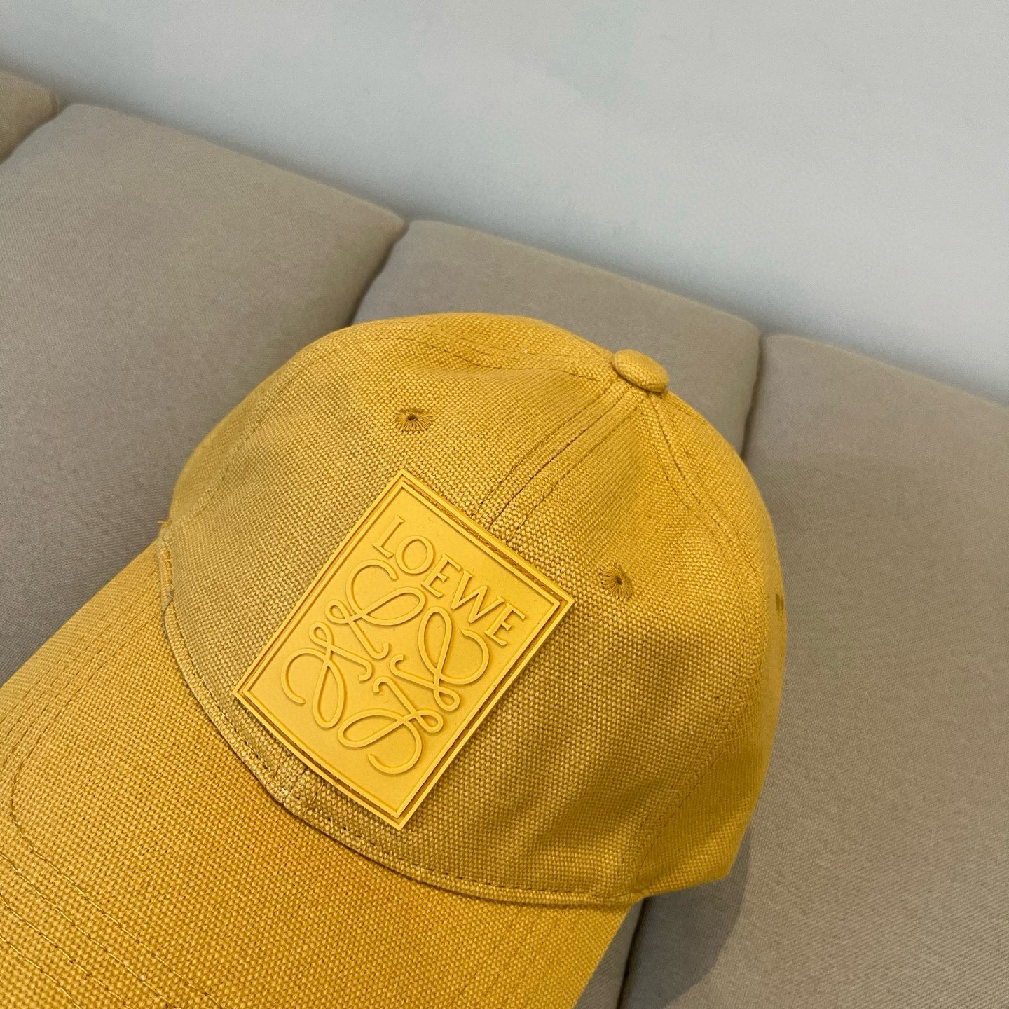 
罗意威 LOEWE新款原版原标设计，质感超好，外部线条定位标准，做工精细，简约大气低价走量！