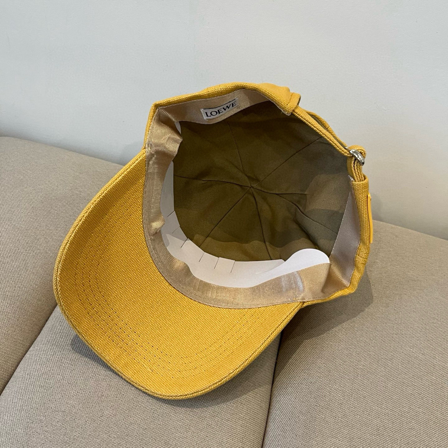 
罗意威 LOEWE新款原版原标设计，质感超好，外部线条定位标准，做工精细，简约大气低价走量！