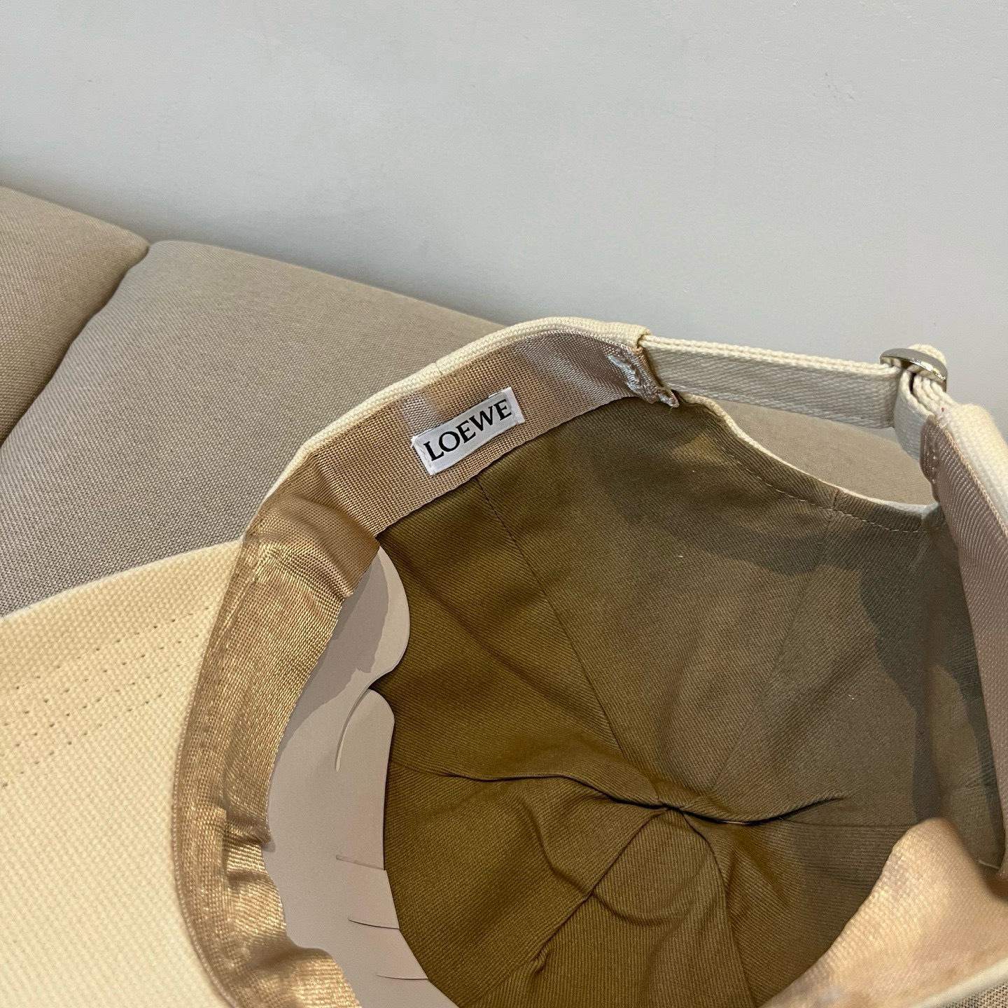 
罗意威 LOEWE新款原版原标设计，质感超好，外部线条定位标准，做工精细，简约大气低价走量！