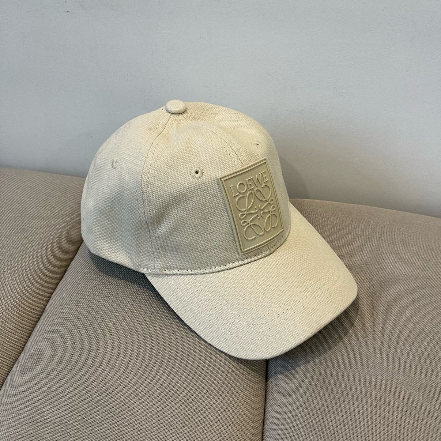 
罗意威 LOEWE新款原版原标设计，质感超好，外部线条定位标准，做工精细，简约大气低价走量！