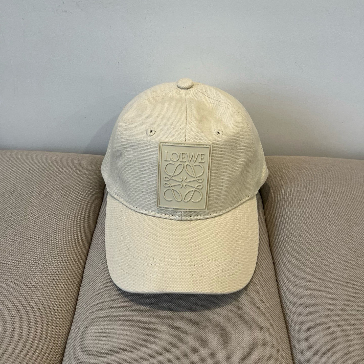 
罗意威 LOEWE新款原版原标设计，质感超好，外部线条定位标准，做工精细，简约大气低价走量！