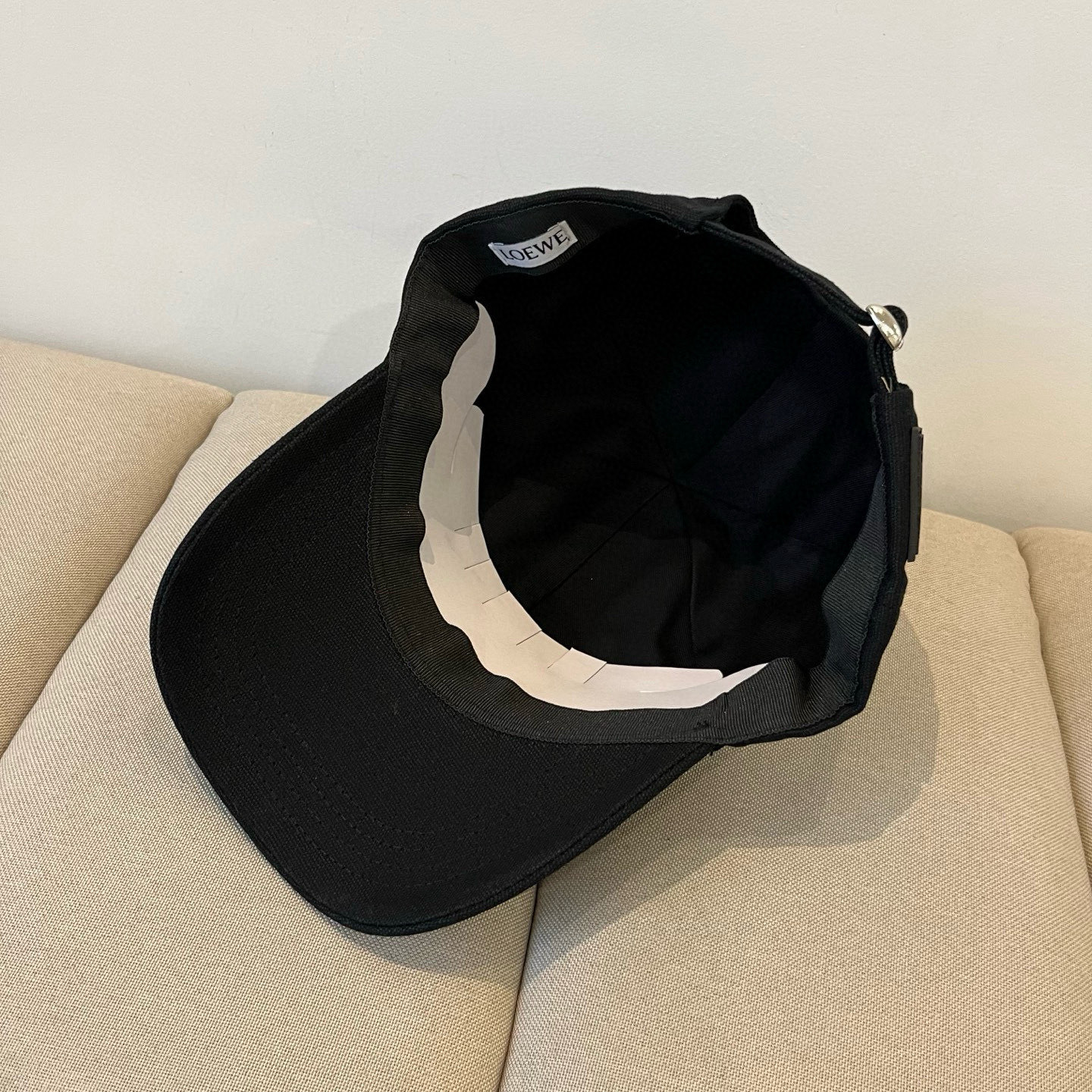 
罗意威 LOEWE新款原版原标设计，质感超好，外部线条定位标准，做工精细，简约大气低价走量！