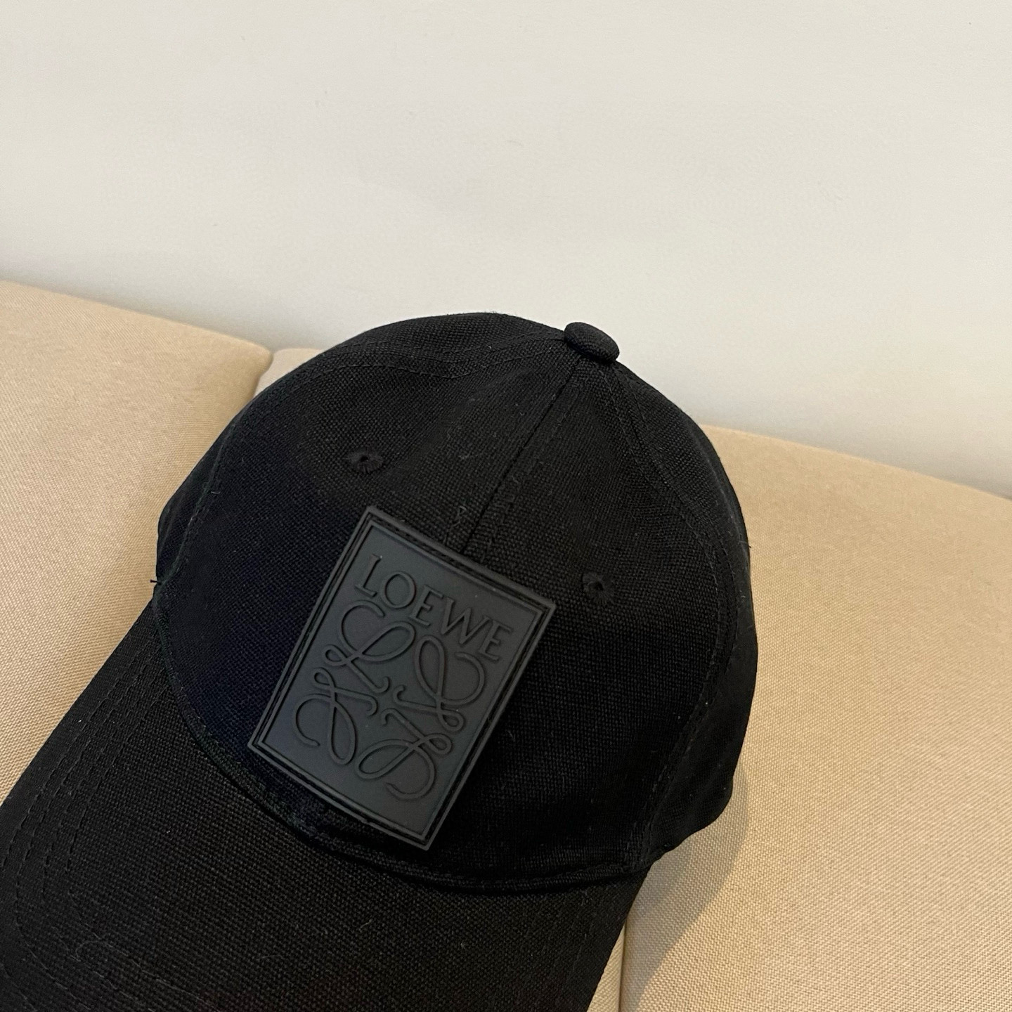 
罗意威 LOEWE新款原版原标设计，质感超好，外部线条定位标准，做工精细，简约大气低价走量！