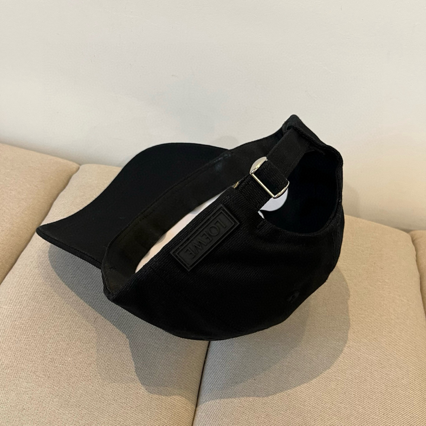 
罗意威 LOEWE新款原版原标设计，质感超好，外部线条定位标准，做工精细，简约大气低价走量！