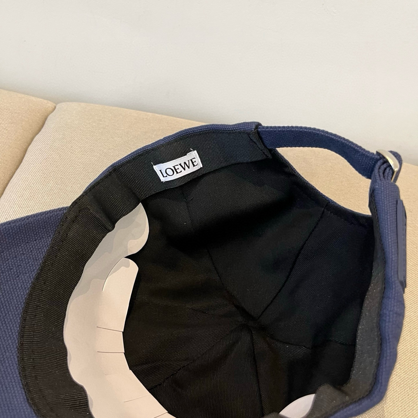 
罗意威 LOEWE新款原版原标设计，质感超好，外部线条定位标准，做工精细，简约大气低价走量！