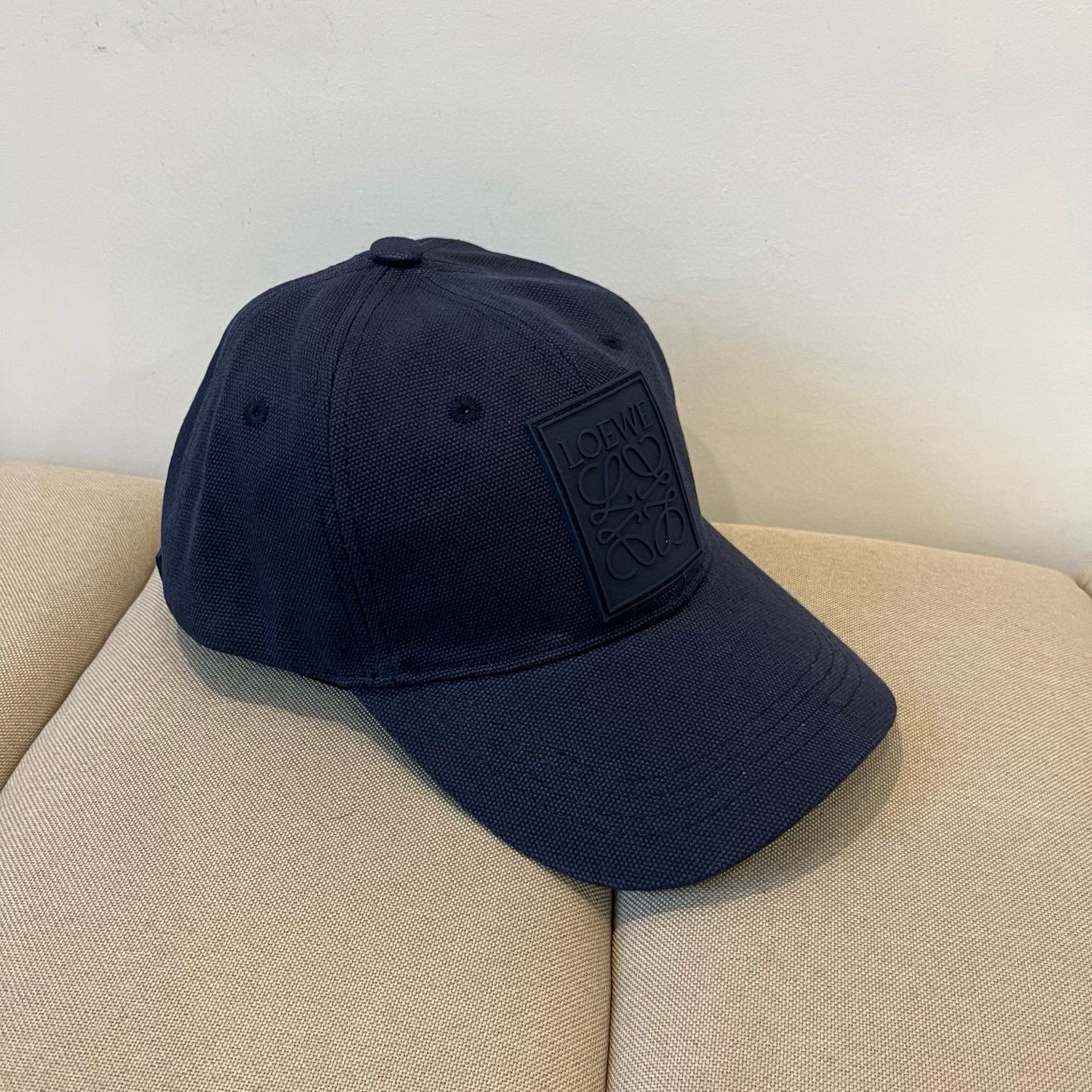 
罗意威 LOEWE新款原版原标设计，质感超好，外部线条定位标准，做工精细，简约大气低价走量！