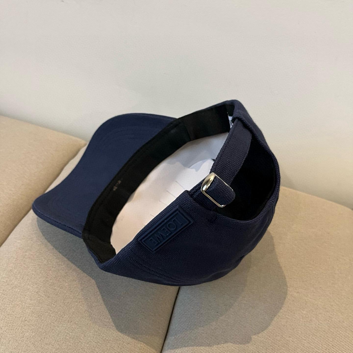 
罗意威 LOEWE新款原版原标设计，质感超好，外部线条定位标准，做工精细，简约大气低价走量！