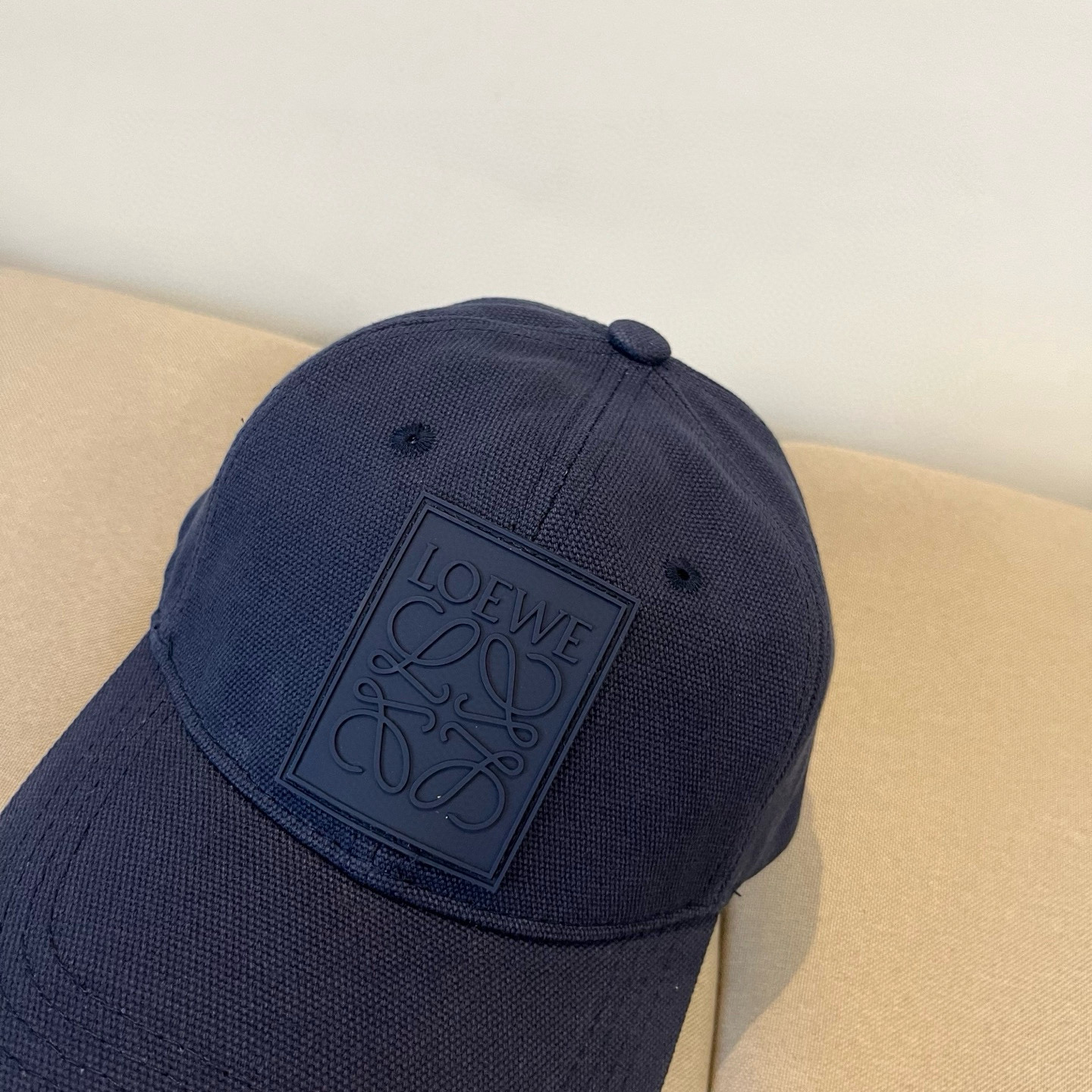 
罗意威 LOEWE新款原版原标设计，质感超好，外部线条定位标准，做工精细，简约大气低价走量！