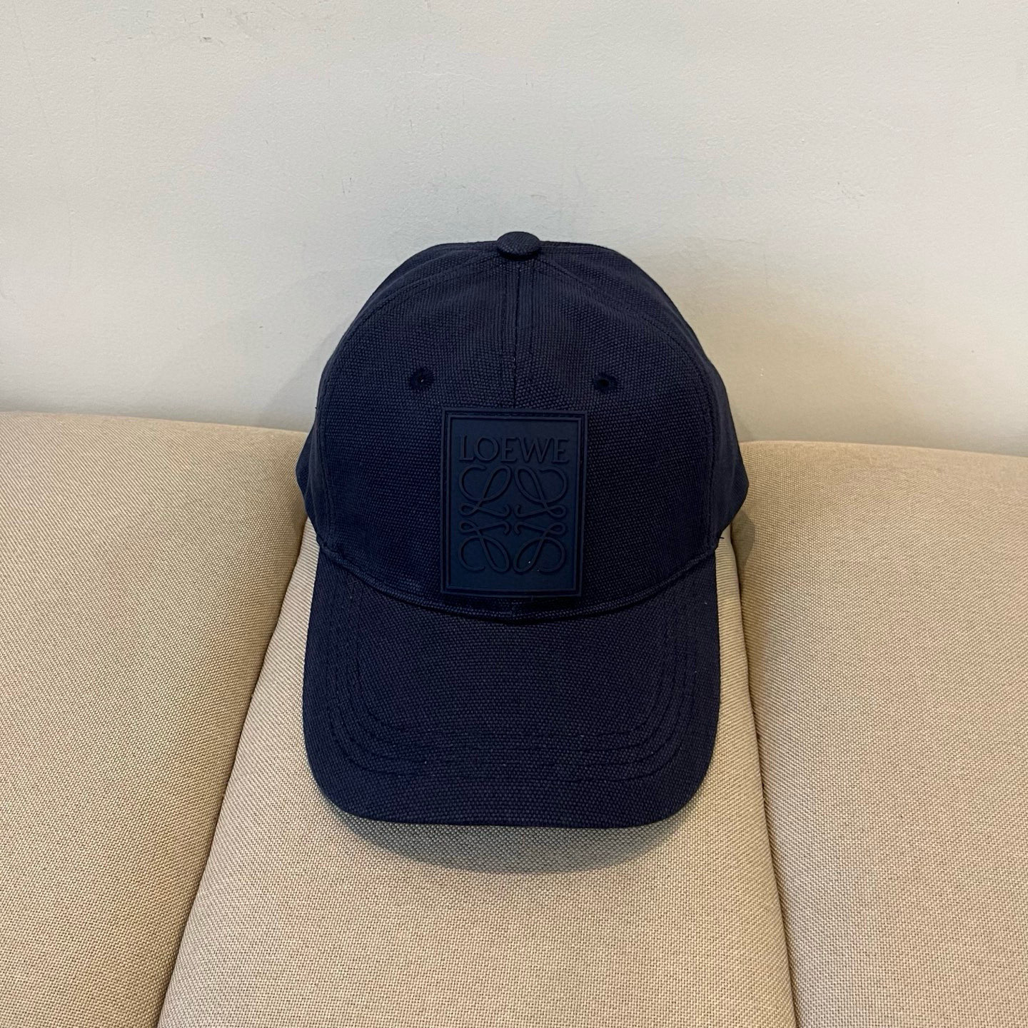 
罗意威 LOEWE新款原版原标设计，质感超好，外部线条定位标准，做工精细，简约大气低价走量！