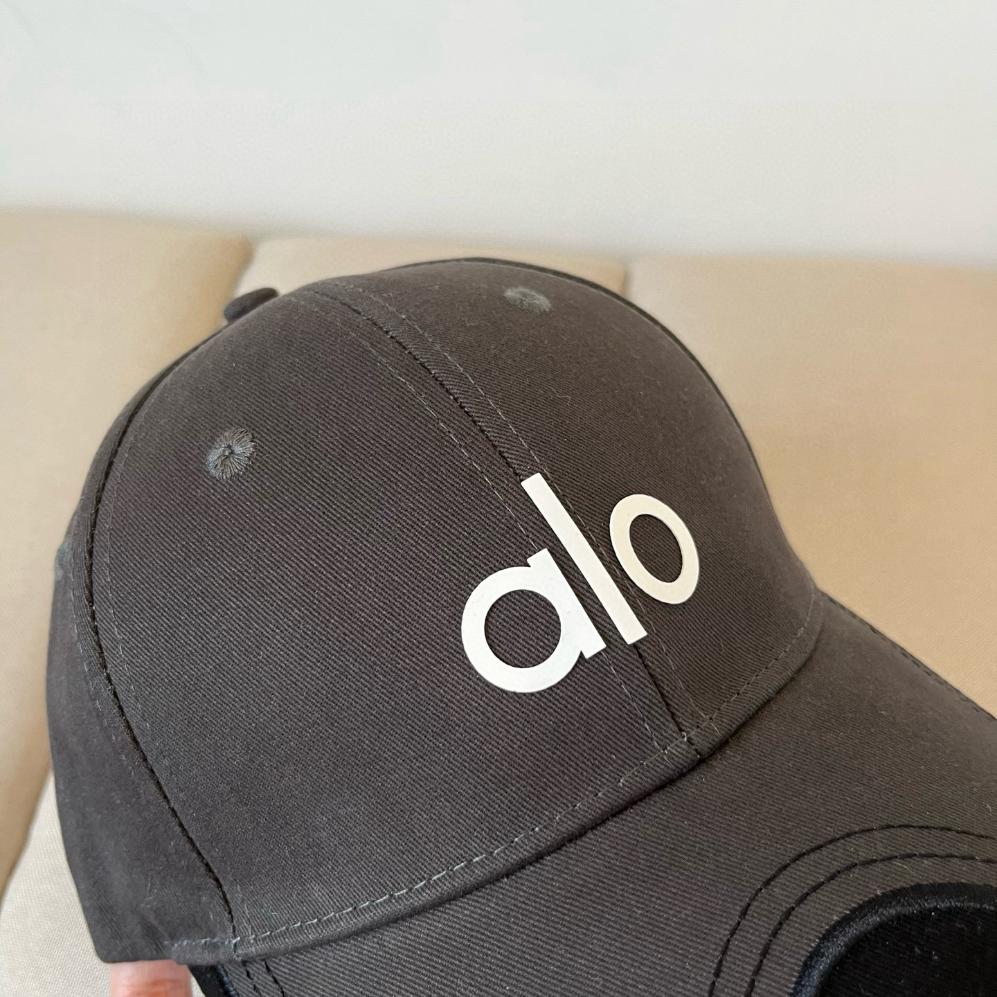  alo 新款定制棒球帽
🧢 设计感满满
日常穿搭 甜酷十足‼️
洋气 高级 不挑人‼️