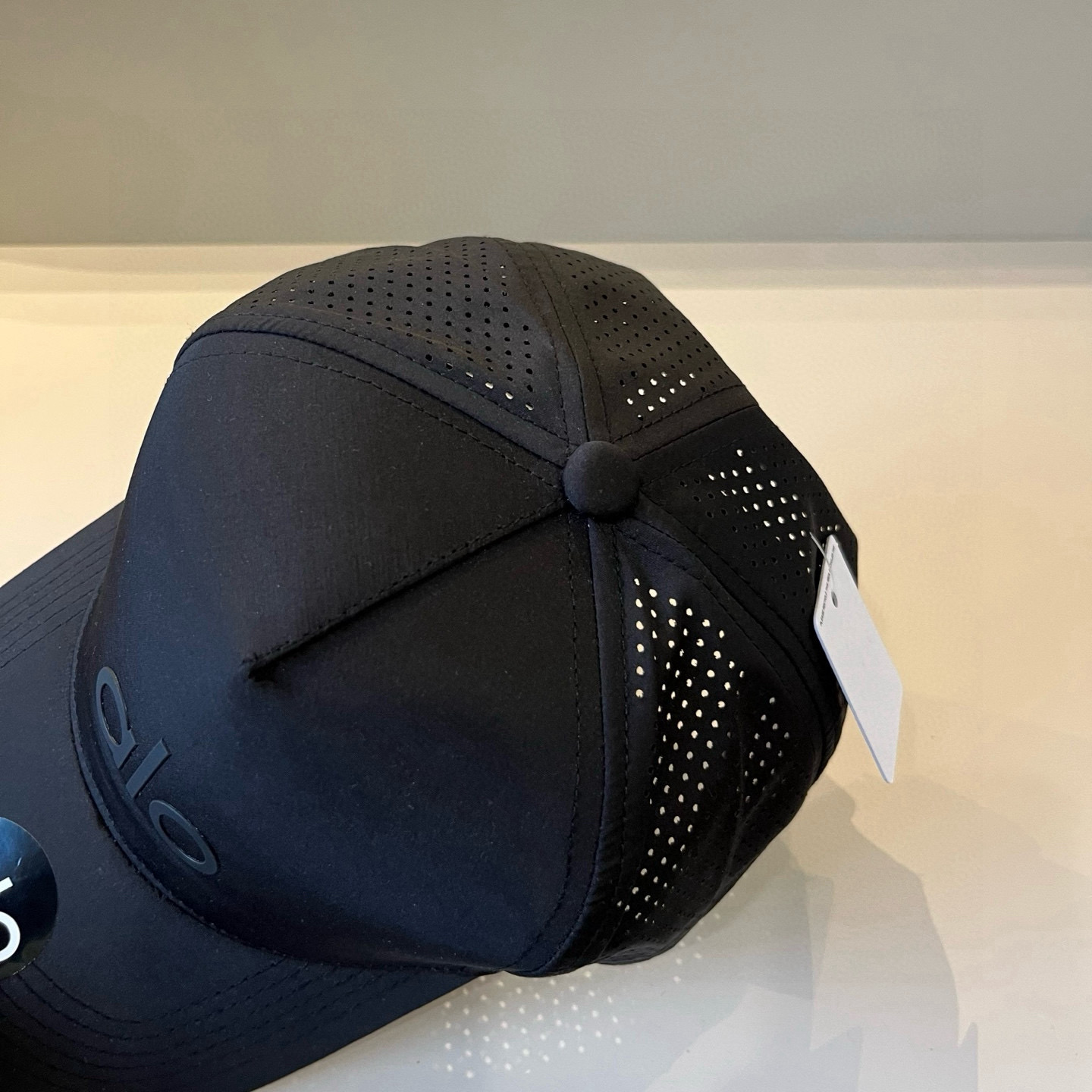  alo 新款定制棒球帽
🧢 设计感满满
日常穿搭 甜酷十足‼️
洋气 高级 不挑人‼️