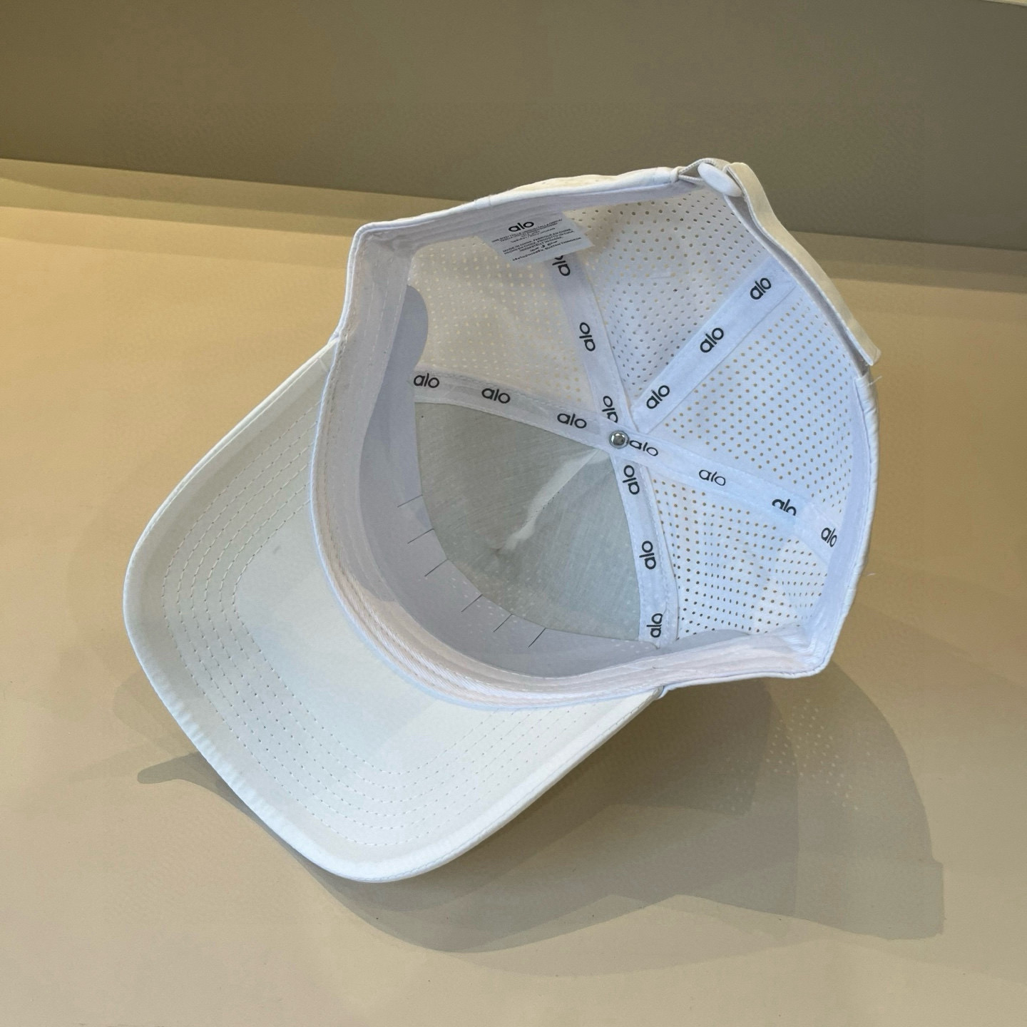  alo 新款定制棒球帽
🧢 设计感满满
日常穿搭 甜酷十足‼️
洋气 高级 不挑人‼️