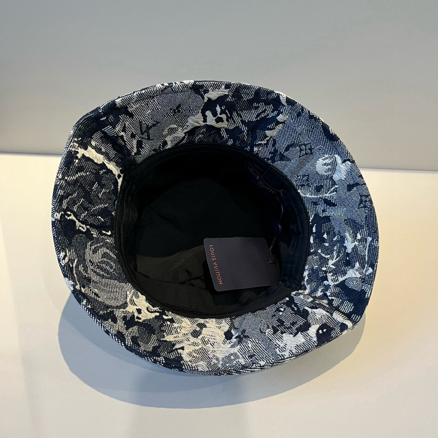  路易威登棒球帽 LouisVuitton😍新款LV渔夫帽，重工打造♥️高端大气，百搭款🤗男女通用！跑量