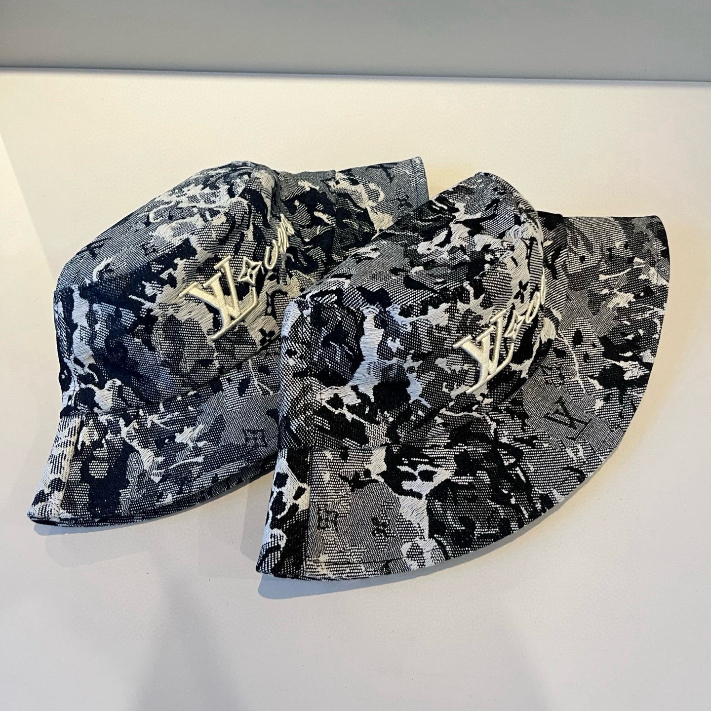  路易威登棒球帽 LouisVuitton😍新款LV渔夫帽，重工打造♥️高端大气，百搭款🤗男女通用！跑量