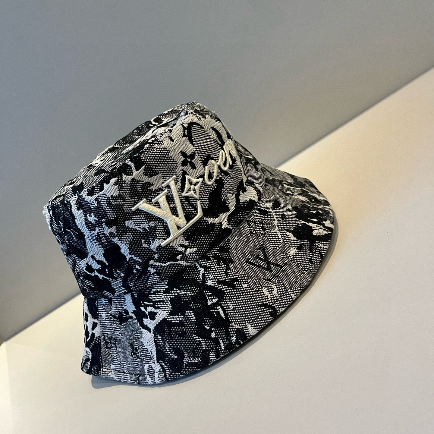  路易威登棒球帽 LouisVuitton😍新款LV渔夫帽，重工打造♥️高端大气，百搭款🤗男女通用！跑量