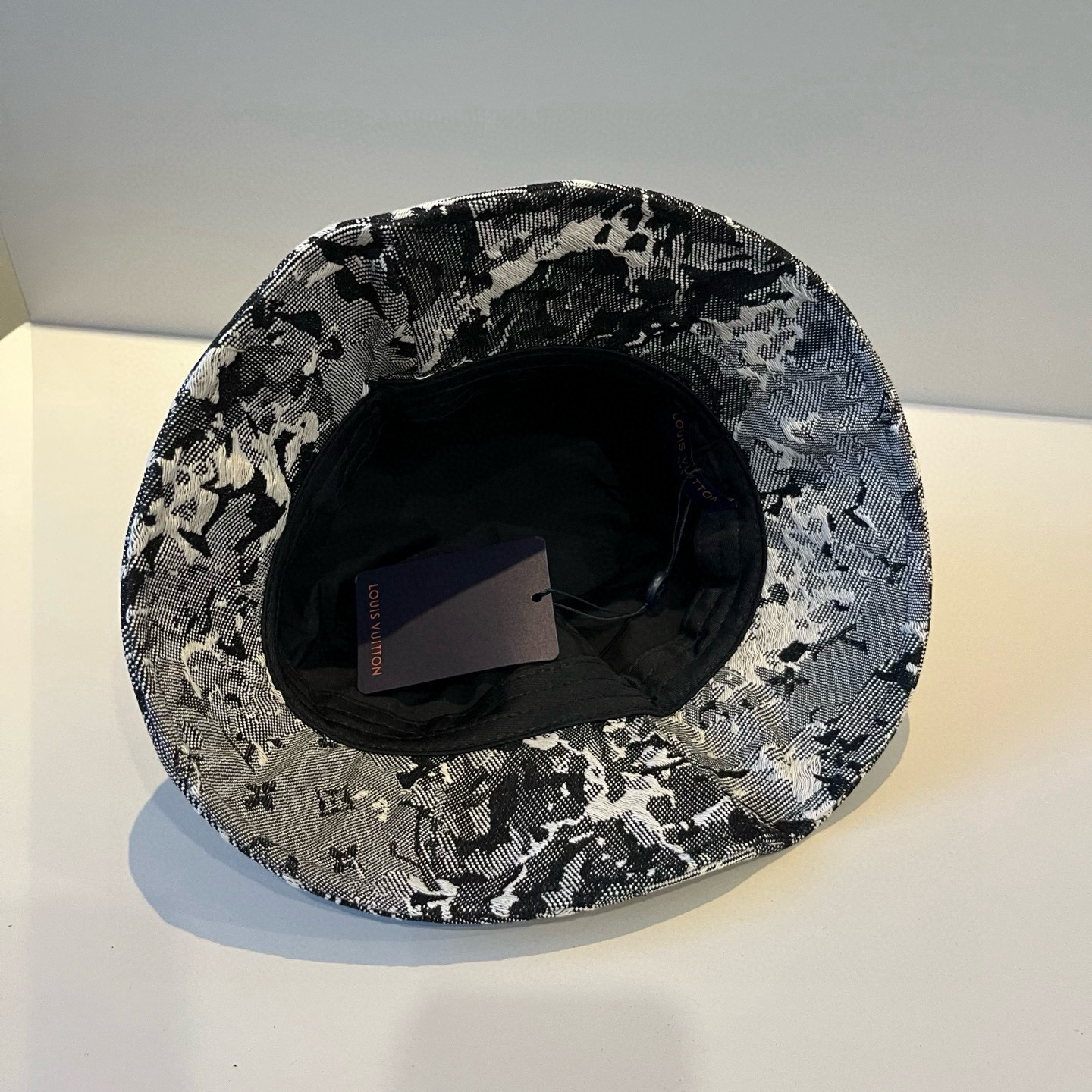  路易威登棒球帽 LouisVuitton😍新款LV渔夫帽，重工打造♥️高端大气，百搭款🤗男女通用！跑量