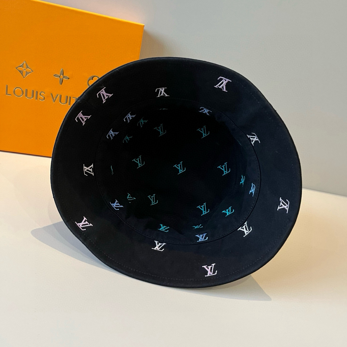  路易威登棒球帽 LouisVuitton😍新款LV渔夫帽，重工打造♥️高端大气，百搭款🤗男女通用！跑量