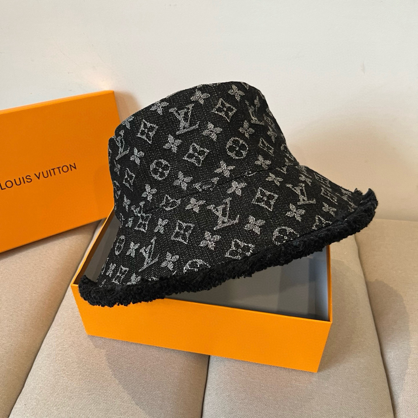  路易威登棒球帽 LouisVuitton😍新款LV渔夫帽，重工打造♥️高端大气，百搭款🤗男女通用！跑量