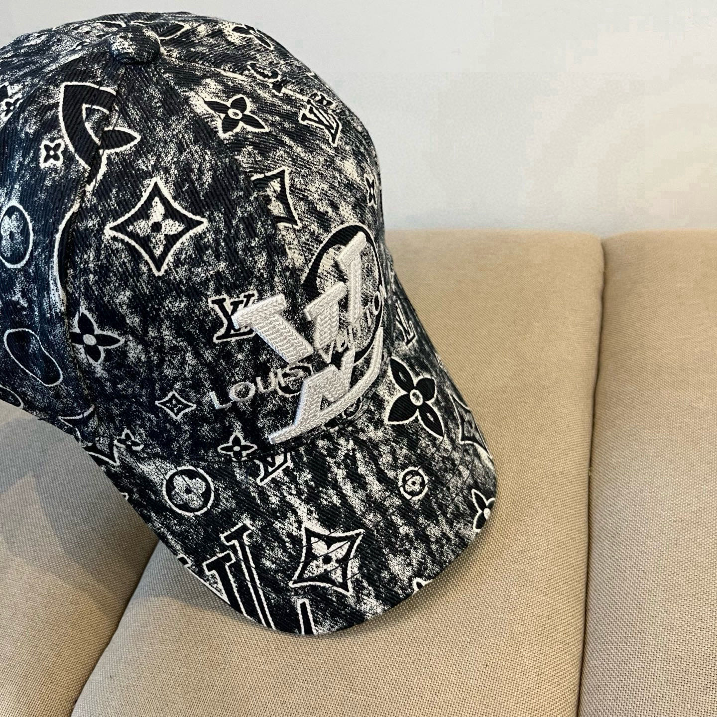 🧢路易威登棒球帽 LouisVuitton😍新款LV棒球帽，重工打造♥️高端大气，百搭款🤗男女通用！跑量