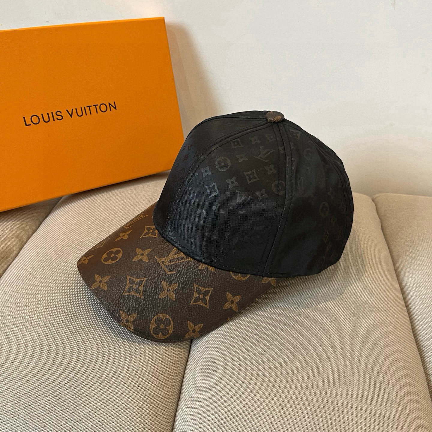 🧢路易威登棒球帽 LouisVuitton😍新款LV棒球帽，重工打造♥️高端大气，百搭款🤗男女通用！跑量