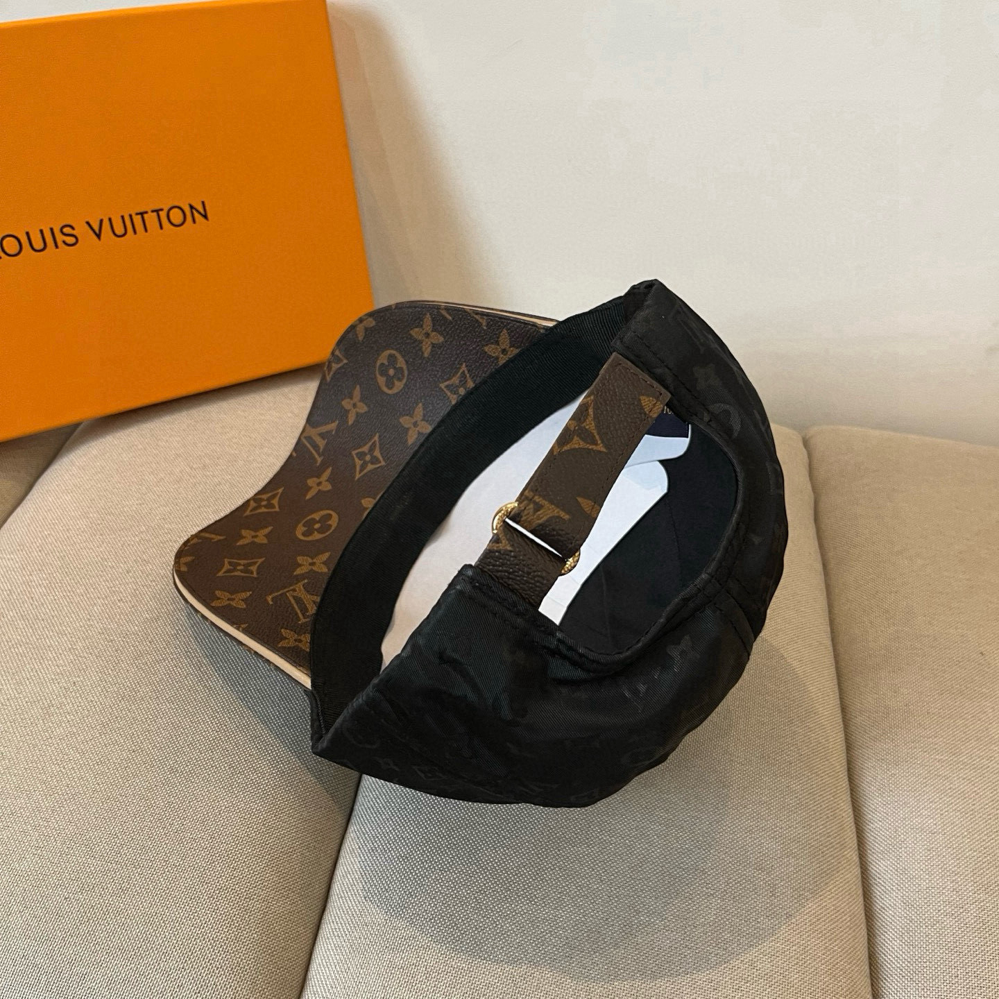 🧢路易威登棒球帽 LouisVuitton😍新款LV棒球帽，重工打造♥️高端大气，百搭款🤗男女通用！跑量