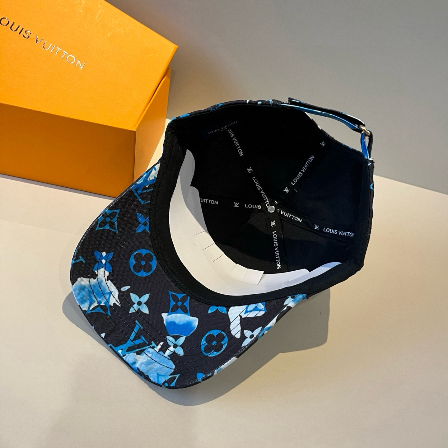 🧢路易威登棒球帽 LouisVuitton😍新款LV棒球帽，重工打造♥️高端大气，百搭款🤗男女通用！跑量