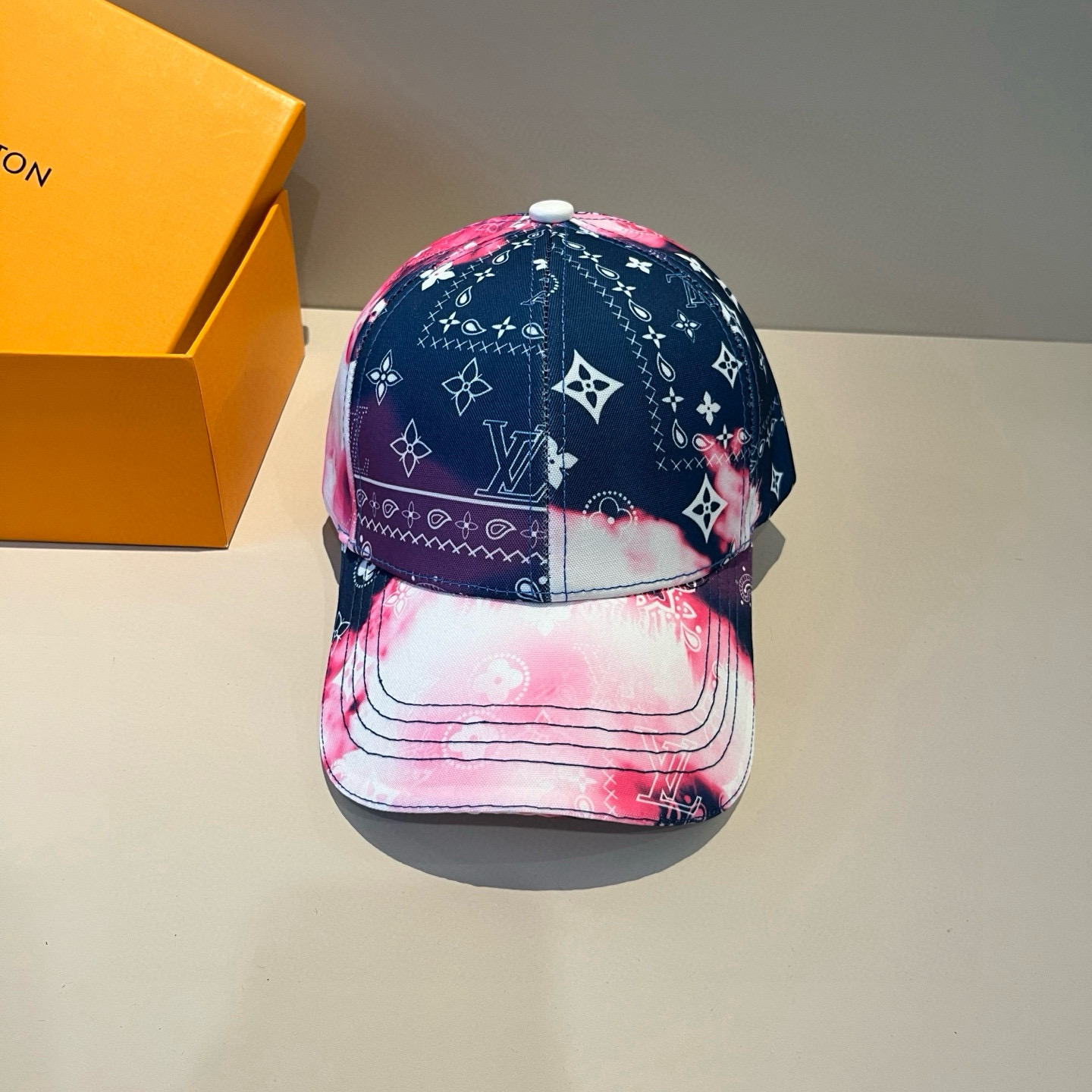 🧢路易威登棒球帽 LouisVuitton😍新款LV棒球帽，重工打造♥️高端大气，百搭款🤗男女通用！跑量