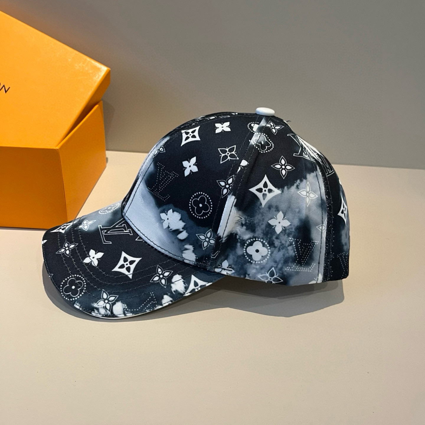 🧢路易威登棒球帽 LouisVuitton😍新款LV棒球帽，重工打造♥️高端大气，百搭款🤗男女通用！跑量