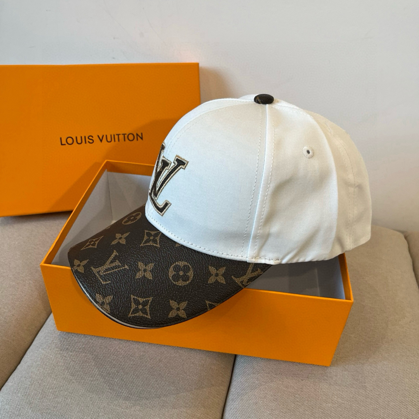 🧢路易威登棒球帽 LouisVuitton😍新款LV棒球帽，重工打造♥️高端大气，百搭款🤗男女通用！跑量