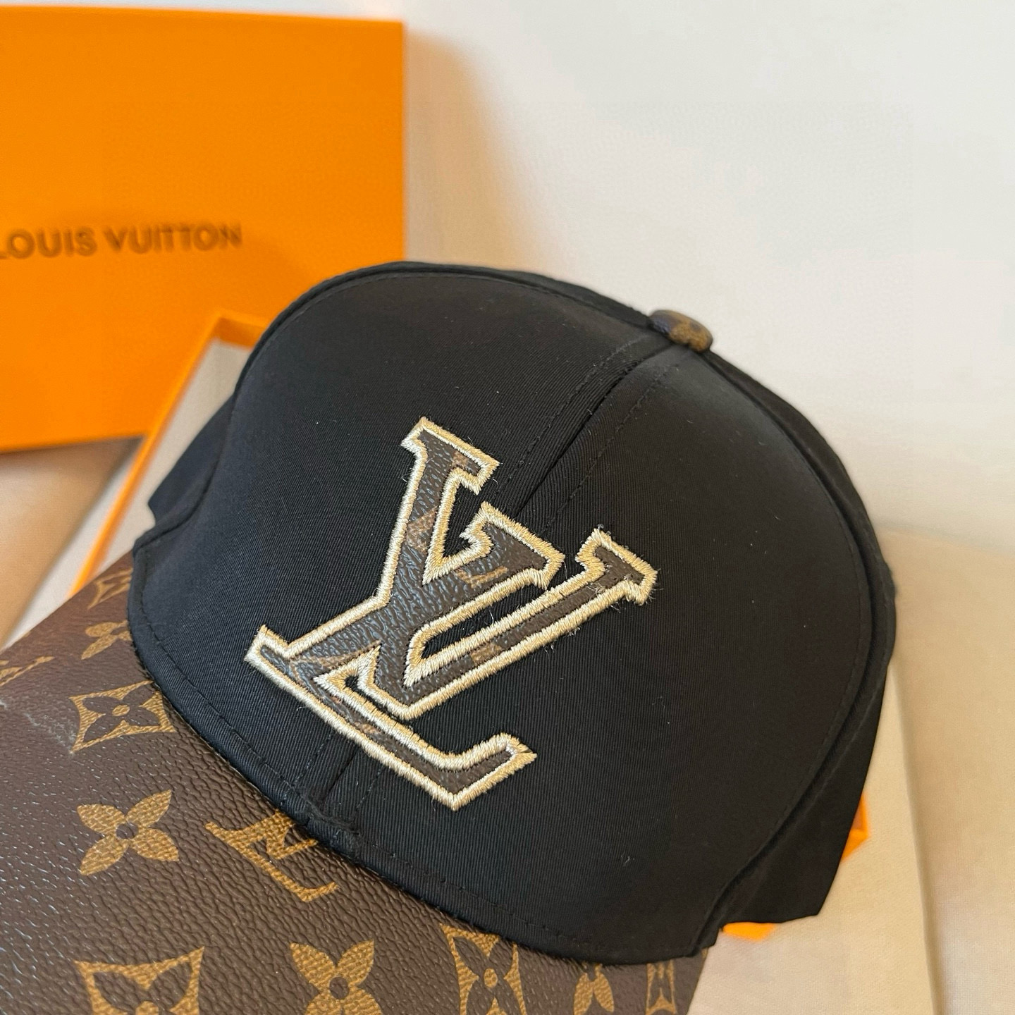 🧢路易威登棒球帽 LouisVuitton😍新款LV棒球帽，重工打造♥️高端大气，百搭款🤗男女通用！跑量