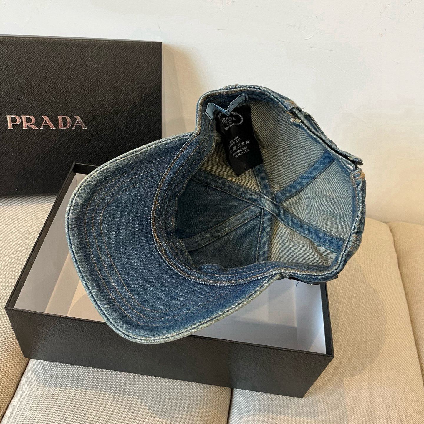 
普拉达 PRADA 新品经典棒球帽 代购版本！时尚潮流，高端做工！非一般的品质，细节看实拍哦