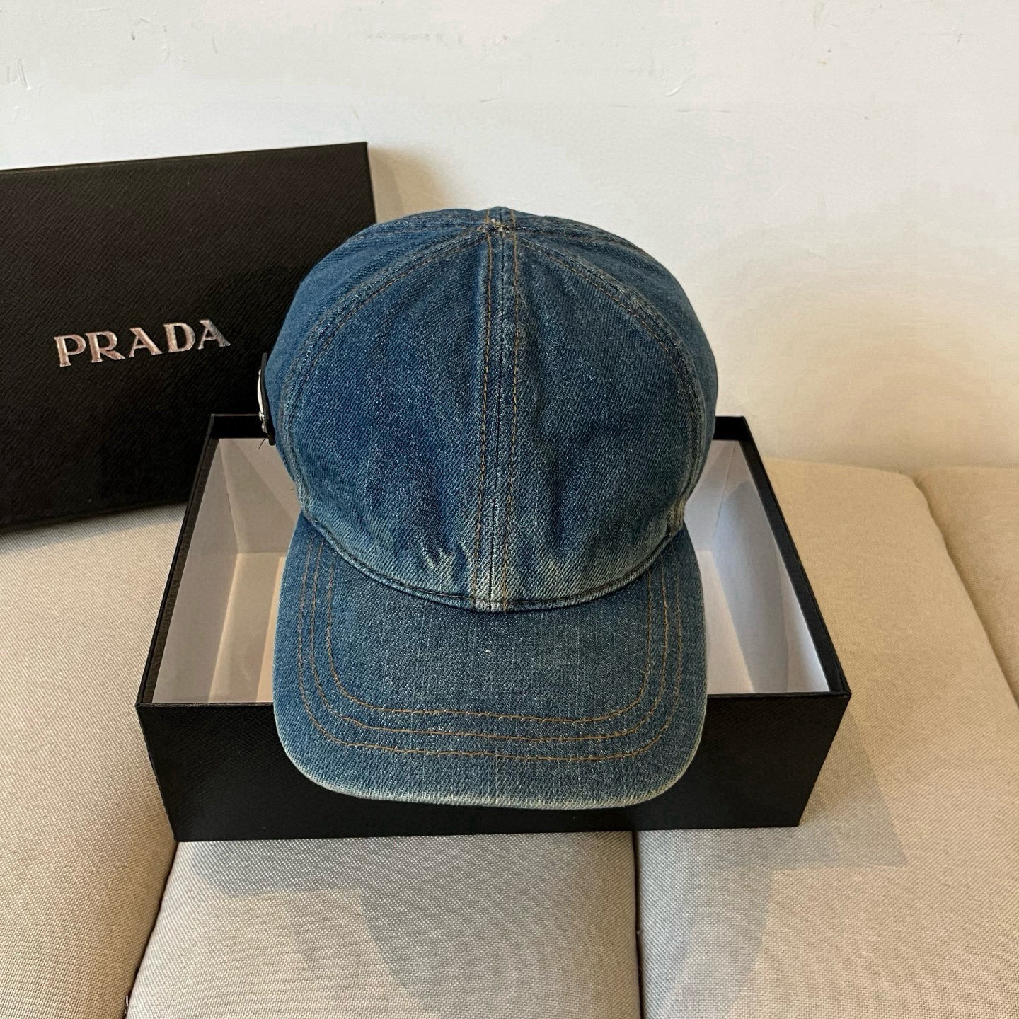 
普拉达 PRADA 新品经典棒球帽 代购版本！时尚潮流，高端做工！非一般的品质，细节看实拍哦