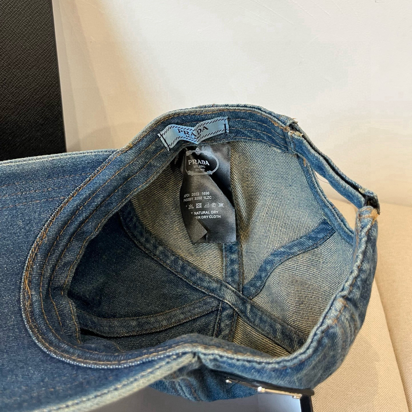 
普拉达 PRADA 新品经典棒球帽 代购版本！时尚潮流，高端做工！非一般的品质，细节看实拍哦