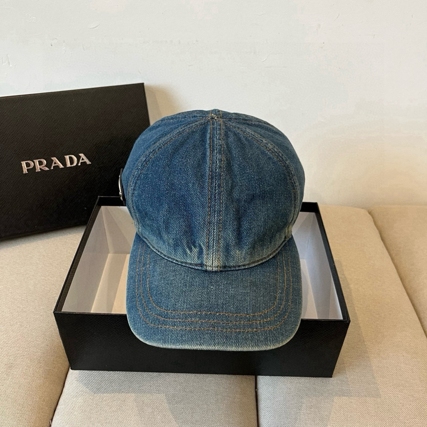 
普拉达 PRADA 新品经典棒球帽 代购版本！时尚潮流，高端做工！非一般的品质，细节看实拍哦
