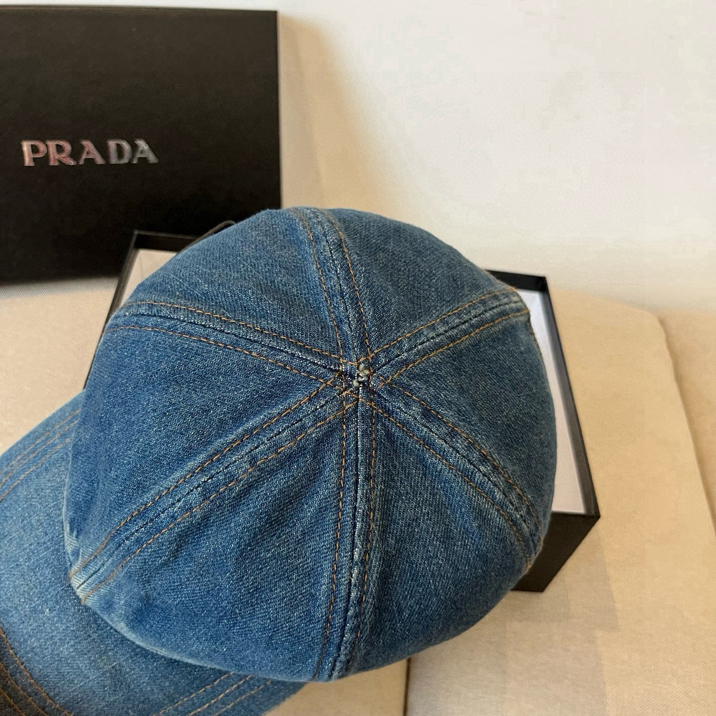 
普拉达 PRADA 新品经典棒球帽 代购版本！时尚潮流，高端做工！非一般的品质，细节看实拍哦