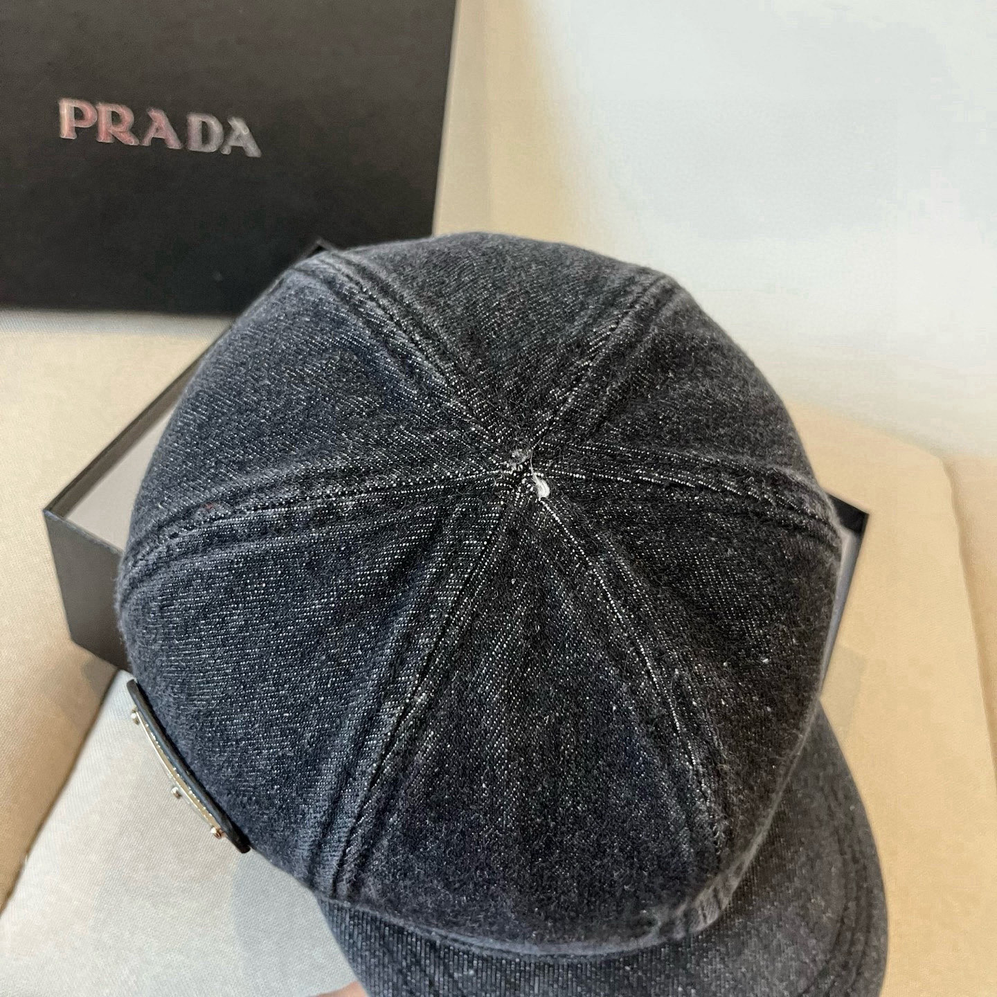 
普拉达 PRADA 新品经典棒球帽 代购版本！时尚潮流，高端做工！非一般的品质，细节看实拍哦