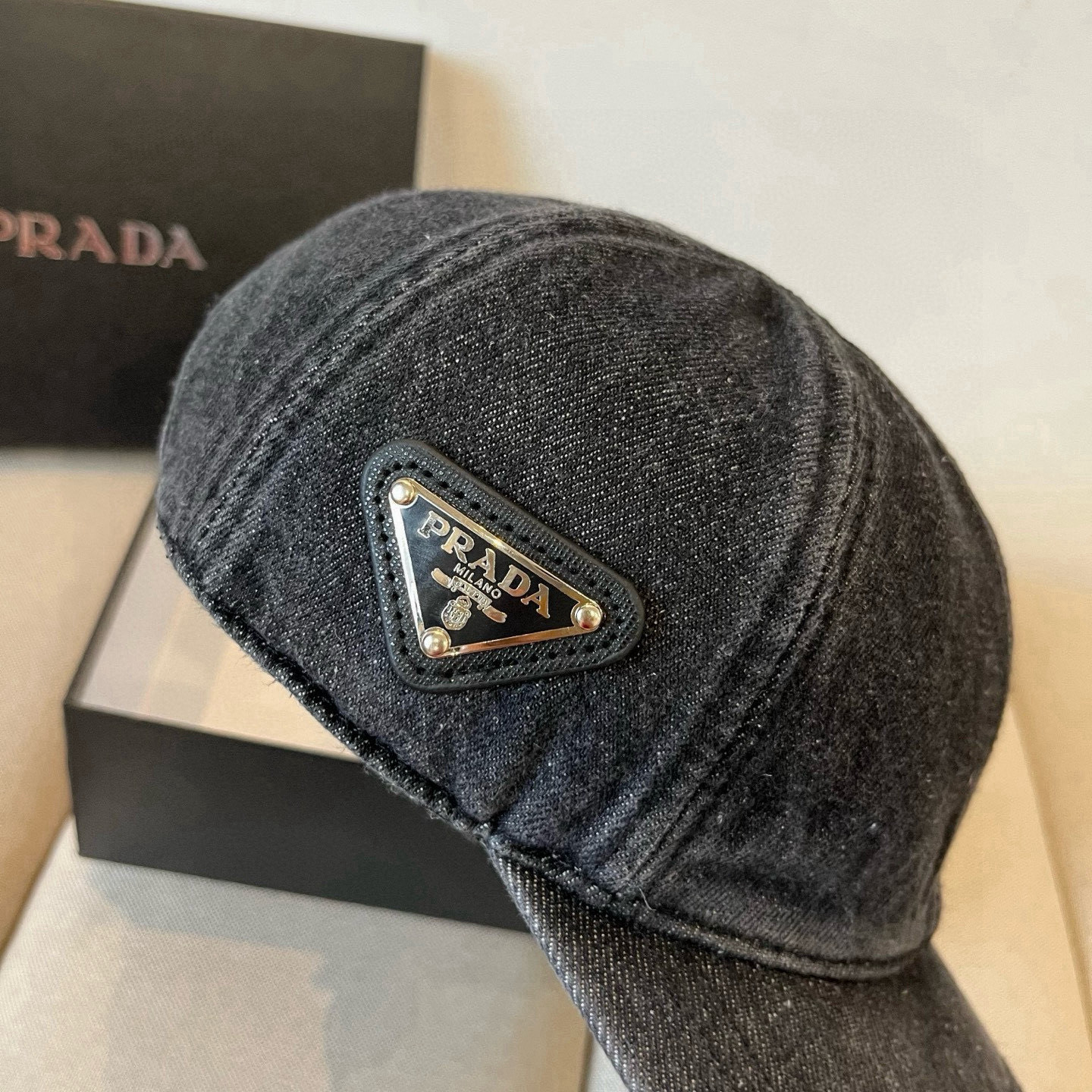 
普拉达 PRADA 新品经典棒球帽 代购版本！时尚潮流，高端做工！非一般的品质，细节看实拍哦